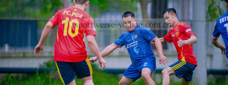 体育馆内全景，环形看台与中央草坪，营造帮助中心的友好氛围